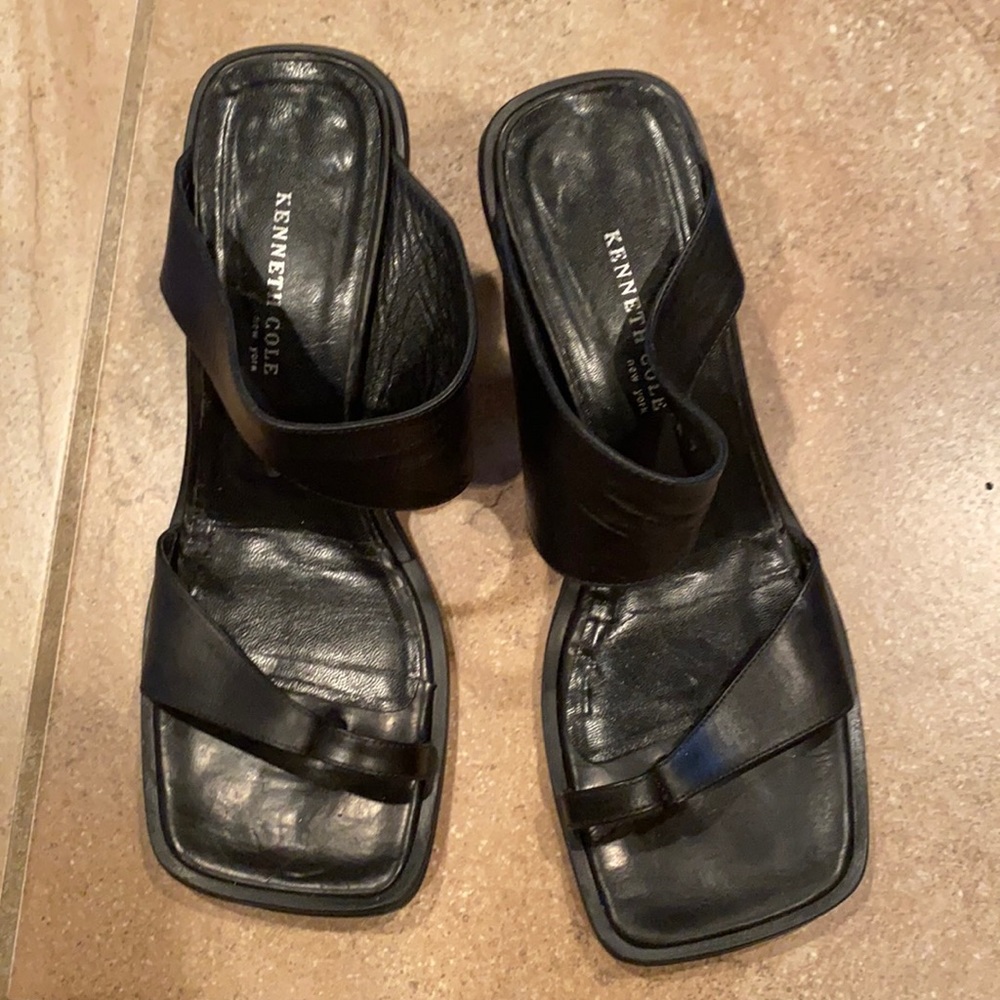 Kenneth Cole heel. Size 7. Black.